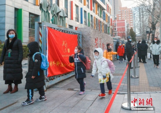 2月13日,北京市朝陽區芳草地國際學校,學生們走進校園。當日,北京市160余萬中小學生重返校園,迎來新學期。<a target='_blank' data-cke-saved-href='/' href='/'><p align=