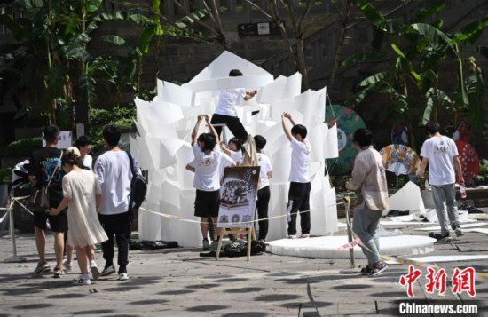 大學生正在搭建奇幻建筑。　周毅 攝