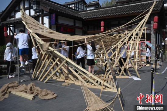 大學生正在搭建奇幻建筑。　周毅 攝