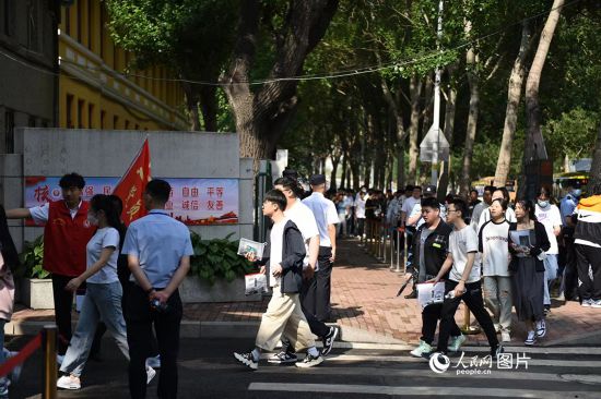 6月7日，在黑龍江省哈爾濱市第三中學高考考點，考生們有序進入考場。人民網記者 蘇靖剛攝