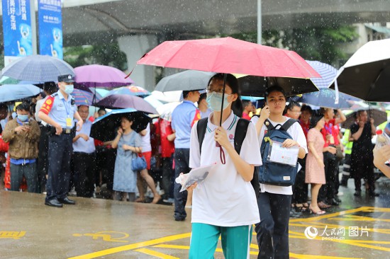 6月7日，海南華僑中學（高中部）考點，學子冒雨奔赴考場。人民網記者 孟凡盛攝