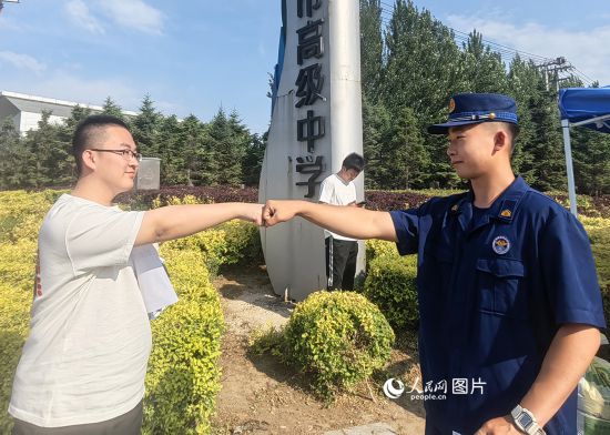6月7日，遼寧營口老邊區消防救援大隊的消防員為高考學子加油助威。人民網記者 尹柏寒攝