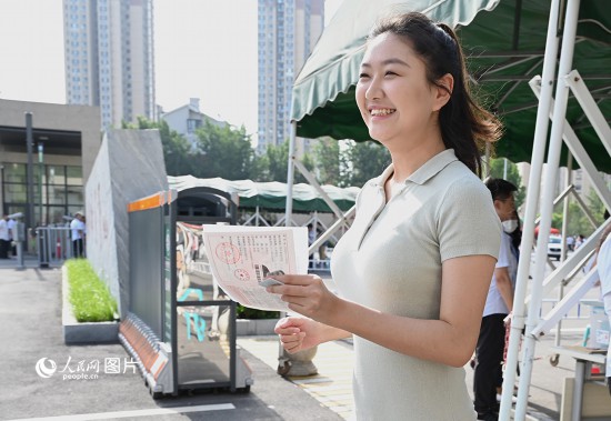 6月7日高考第一天，早上8點，一名考生充滿自信地步入鄭州市十一中考點。人民網記者 王玉興攝