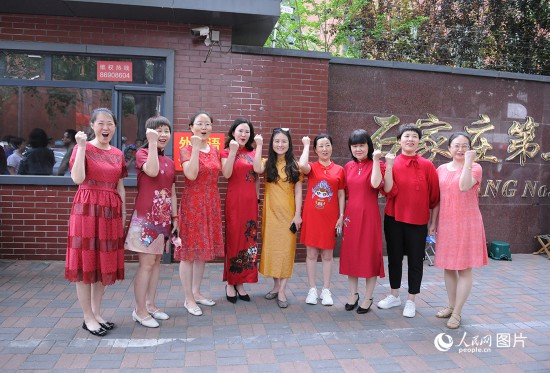 6月7日，在石家庄第二十七中學考點，家長身著旗袍，為高考的孩子們加油助威！紅紅火火、旗開得勝！人民網記者 周博攝