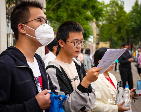 6月7日，在昆明市第五中學考場外，考生正利用最后時間復習備考。人民網 曾智慧攝