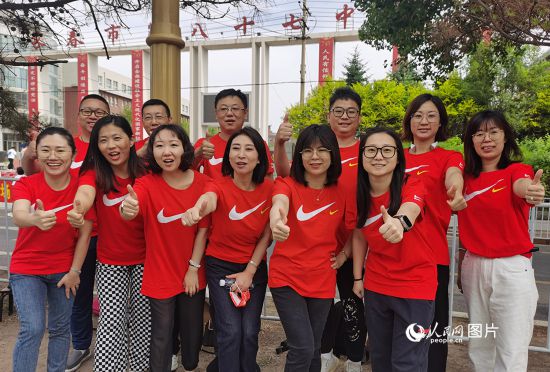 6月7日一早，陽光明媚，天氣涼爽，在長春市第八十七中學，考生們正陸續進入考場。親友團為參加高考的學子們加油鼓勁。人民網記者 王帝元攝
