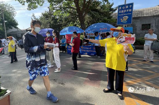 6月7日早8點，北京市第五中學門口考生正在按規定進入考場。人民網記者 池夢蕊攝