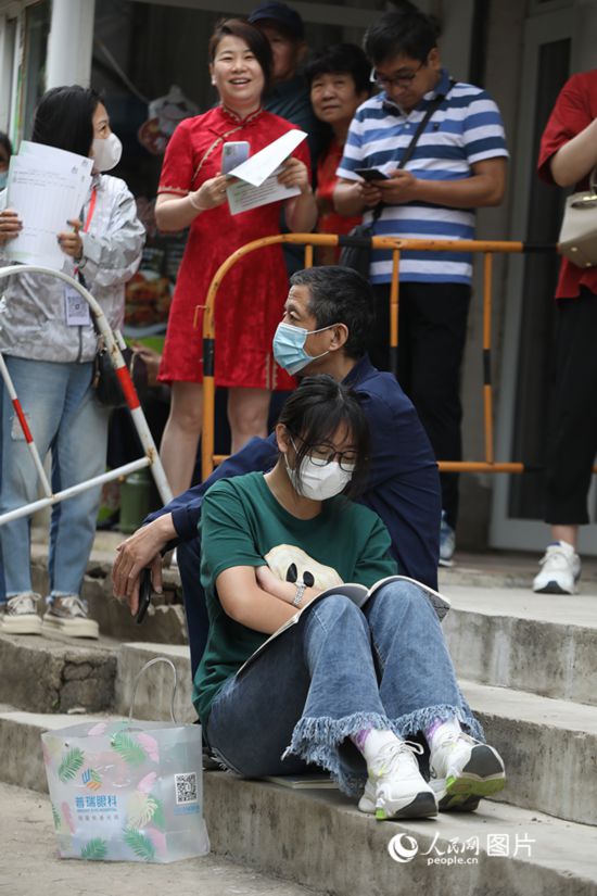 6月7日，沈陽市第一中學，學子靠在父親身邊做最后的沖刺。人民網 周頌雪攝