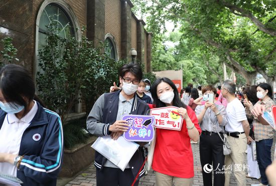 6月7日一大早，上海向明中學考場外，來自上海市盧灣高級中學的考生正在依次進場。人民網記者 龔莎攝
