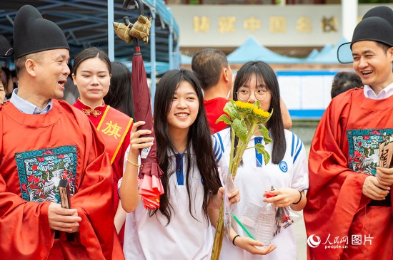 6月7日上午，在南寧市天桃實驗學校翠竹校區，老師們在為考生們加油鼓勁！人民網記者 嚴立政攝