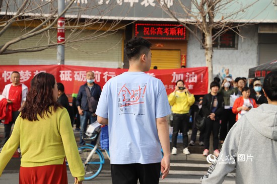6月7日早8點，甘肅省蘭州市外國語高級中學考點，考生按規定進入考場。人民網記者 黃帆攝