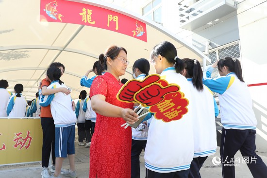 6月7日一早，雄安新區安新中學老師在給同學們加油鼓勁兒。人民網 李兆民攝