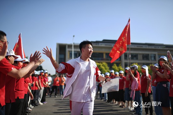 6月7日，在北京市人大附中通州校區考點，考生與送考老師擊掌加油。人民網記者 翁奇羽攝