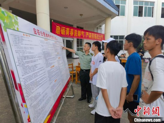 專武干部在講解應征體檢標准。 韋碩 攝