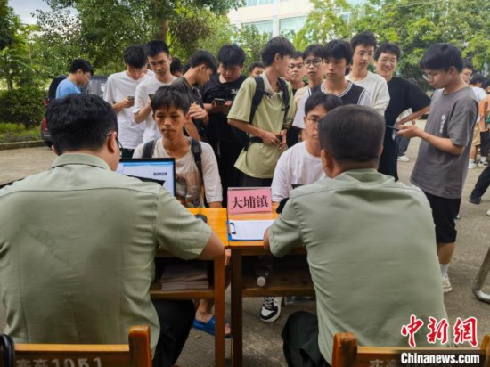 專武干部在發放兵役登記証。 韋碩 攝