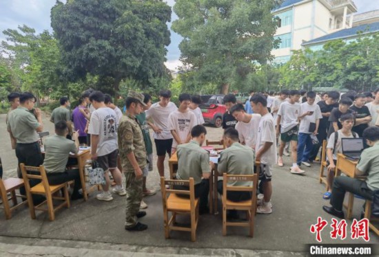 專武干部在發放兵役登記証。 韋碩 攝