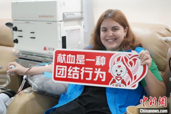 6月13日,在第20個世界獻血者日前夕,20名在贛留學生組團前往血站獻血。 吳迪 攝