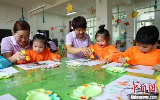 在肥西縣山南鎮中心幼兒園,孩子們在老師的指導下作畫。 陳家樂 攝