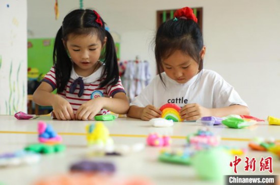 在肥西縣山南鎮中心幼兒園,孩子們在做彩色泥塑。 陳家樂 攝
