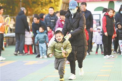 在北京市東城區欣苑幼兒園舉辦的“冬日暖陽 樂享運動”親子運動會上，家長陪伴孩子共同體驗運動的快樂，家校聯手呵護孩子健康成長。 新華社記者 金良快攝