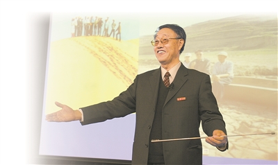 2005年,李佩成院士在国际会议上作报告。长安大学供图