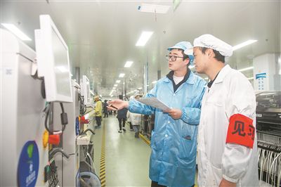 在浙江省杭州市上城区海兴电力科技股份有限公司车间内,工程师对见习员工进行培训。新华社记者 江汉摄