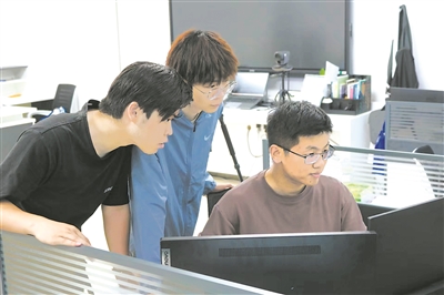 齊魯師范學院人工智能教育研究院研發團隊正在研發作文大模型。受訪者供圖