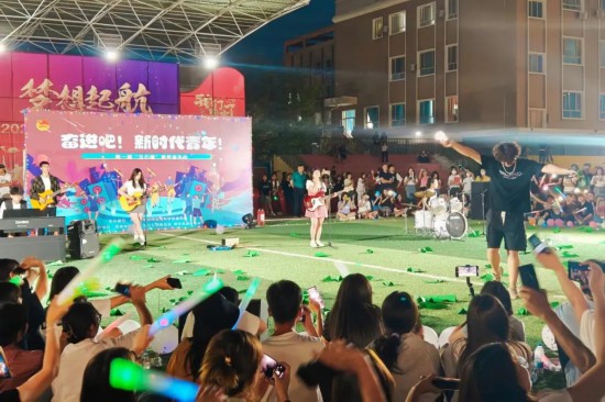 “奮進吧!新時代青年!”第一屆“玉石榴”草坪音樂會