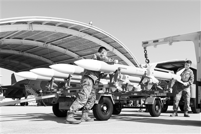 海軍航空大學某場站官兵正在運載彈藥。 姜濤攝