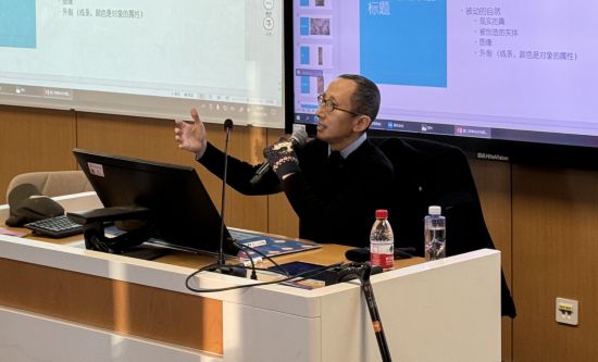 从去年秋天起,还在治疗中的朱锐就坚持给本科生开课。(受访者供图)
