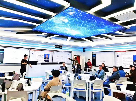 2023年,首都經濟貿易大學教師們在全新打造的AIGC教室研討“人工智能”+“人才培養”