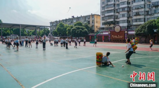 翠竹小学的学生在进行抛绣球运动。 欧惠兰 摄