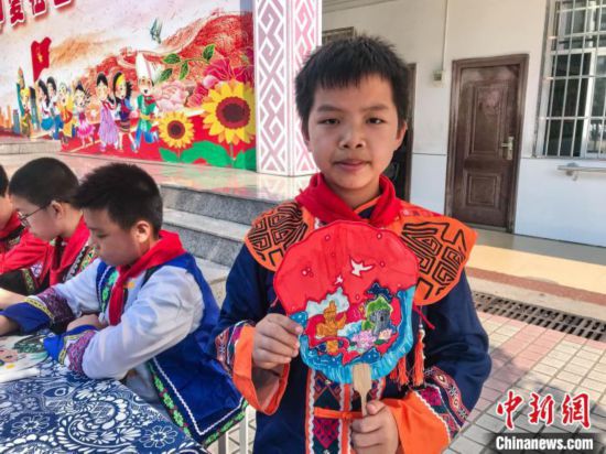 翠竹小学学生展示自己绘制的团扇作品。 蒋丰慧 摄