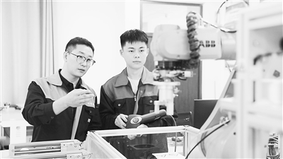 在臨沂科技職業學院,教師在實訓基地教授學生操作技能。