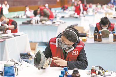 在山西省太原市舉辦的全國文物行業職業技能大賽上,選手在修復文物。新華社記者 劉金海攝