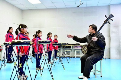 圖為12月30日,在惠民縣胡集鎮第一小學,老師指導學生學習西河大鼓。新華社記者 郭緒雷攝