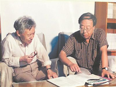 圖為20世紀90年代初,文聖常(左)與馮士筰圍繞國家“八五”科技攻關項目進行研討。