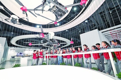 學生們在浙江省湖州市德清縣地理信息科技館學習無人機地理測繪知識。新華社發