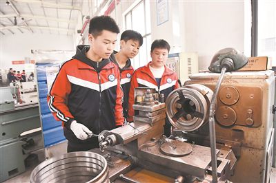圖為在河北省臨西縣一家企業的生產車間，學生們在操控車床。新華社記者 王曉攝