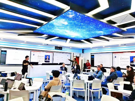 2023年,首都經濟貿易大學開展了“數智+”智慧教學生態體系建設工程,教師們在全新打造的AIGC教室研討“人工智能”+“人才培養”