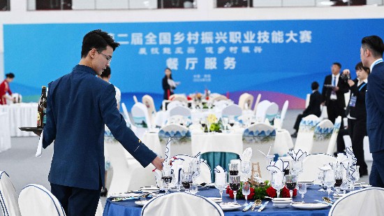 學校學子在第二屆全國鄉村振興職業技能大賽餐廳服務賽項中獲獎，這是學校同時也是北京市第一次在該賽項中獲得獎項