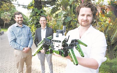研究人員展示類腦導航機器人。圖片來源：澳大利亞昆士蘭科技大學