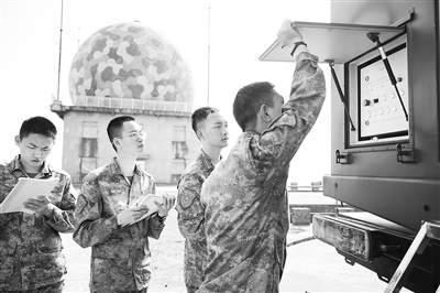 基層骨干技師為空軍預警學院實習學員講解裝備操作流程。龔嘉駿攝