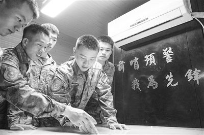 空軍預警學院實習學員在繪圖桌上分析判別空情。楊超越攝