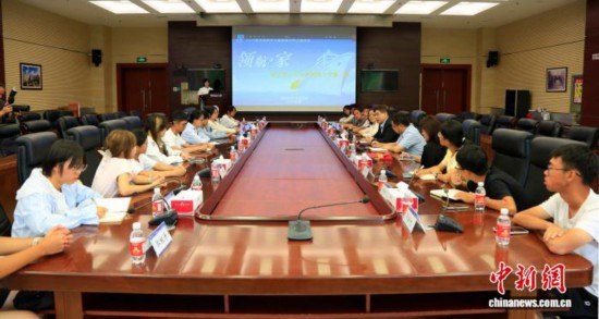 中國工程院院士薛長湖在班會上與同學們交流。中國海洋大學 供圖