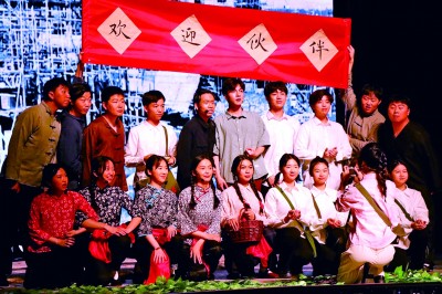 西安交大原創校園話劇《追憶西遷年華—向西而歌》在北京上演。資料圖片