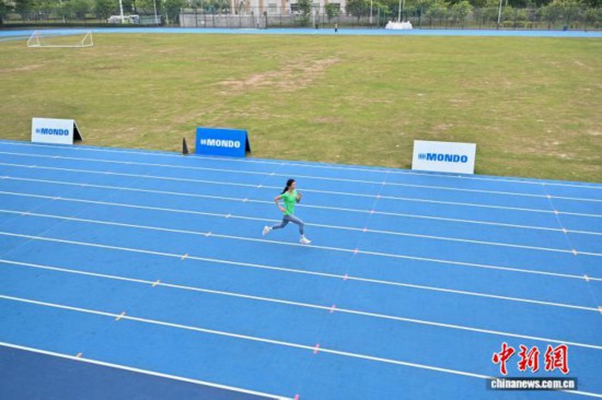 圖為運動員在訓練基地田競場內訓練。中新社記者 陳驥旻 攝