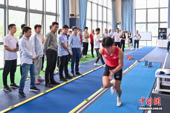 圖為蘇炳添在訓練基地內了解數字化跑道分析系統。中新社記者 陳驥旻 攝