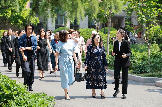中國戲曲學院接待19個國家和歐盟駐華代表團駐華大使夫人來校感悟中華戲曲文化