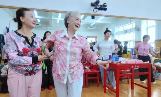 2025年6月,著名京劇表演藝術家劉長瑜在學校的“劉長瑜花旦表演藝術人才培訓”課堂授課。